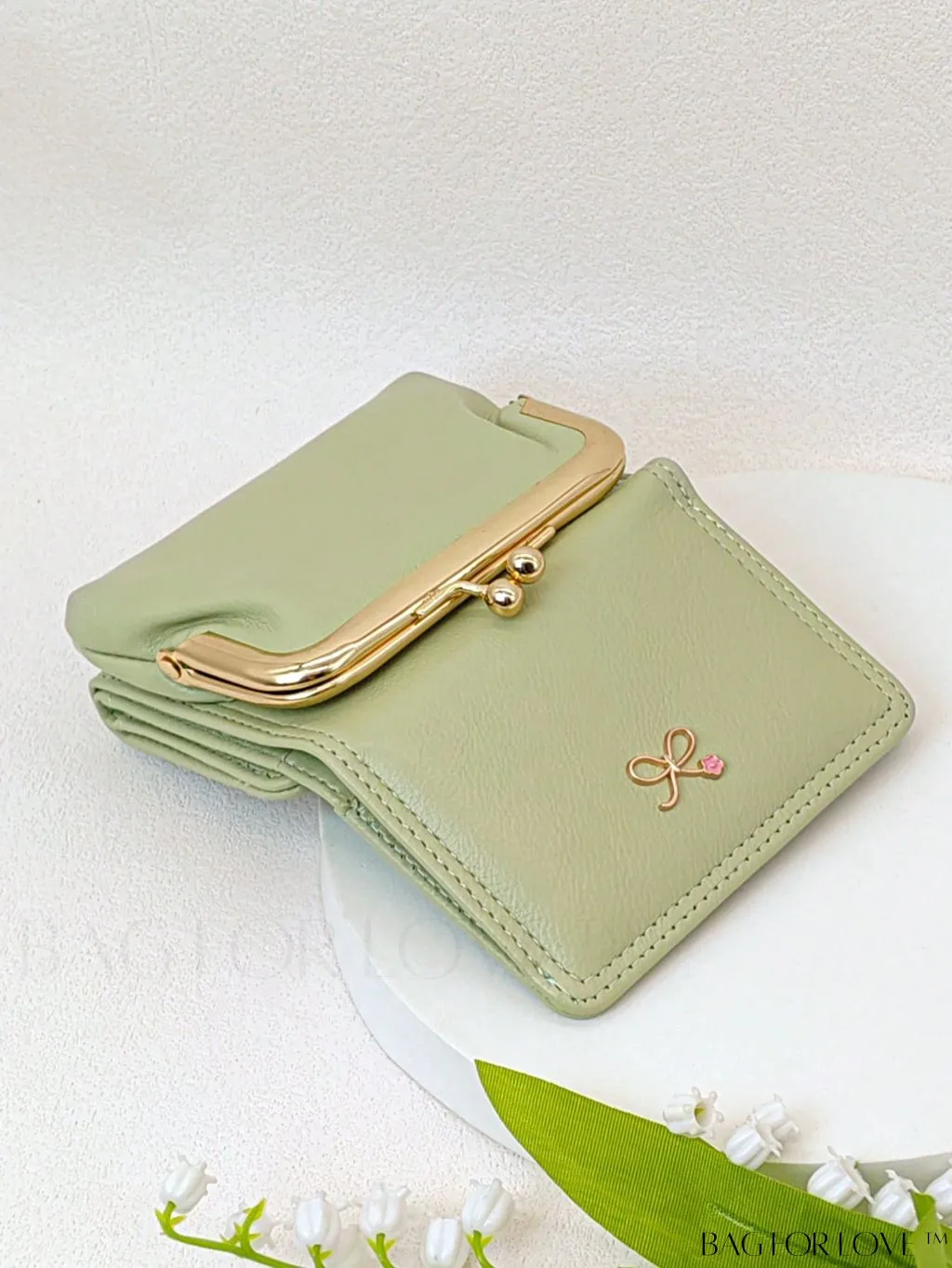 BagForLove - Chic Litchi Embossed Bow Small Wallet with Kiss Lock Closure - Fashionably Elegant PU