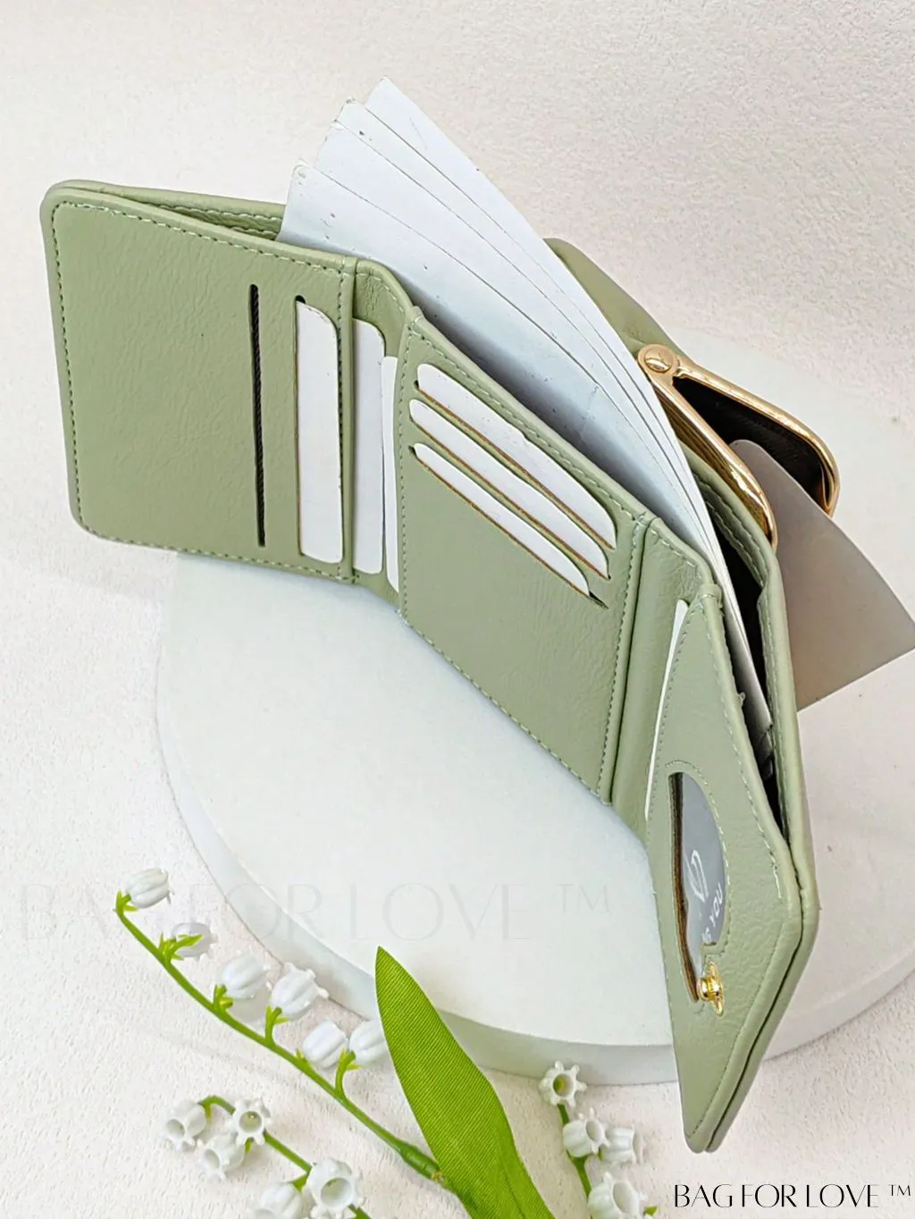 BagForLove - Chic Litchi Embossed Bow Small Wallet with Kiss Lock Closure - Fashionably Elegant PU
