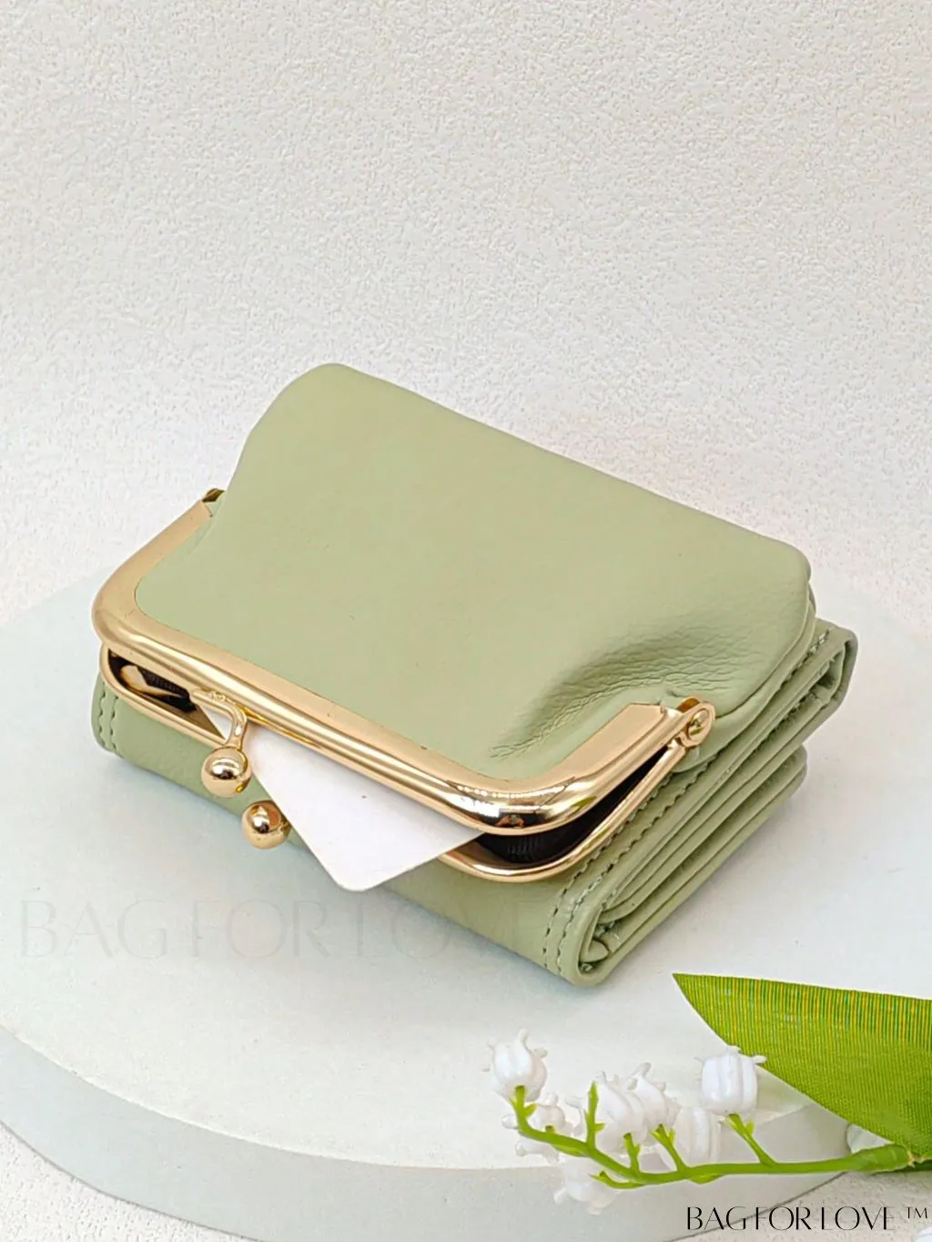 BagForLove - Chic Litchi Embossed Bow Small Wallet with Kiss Lock Closure - Fashionably Elegant PU