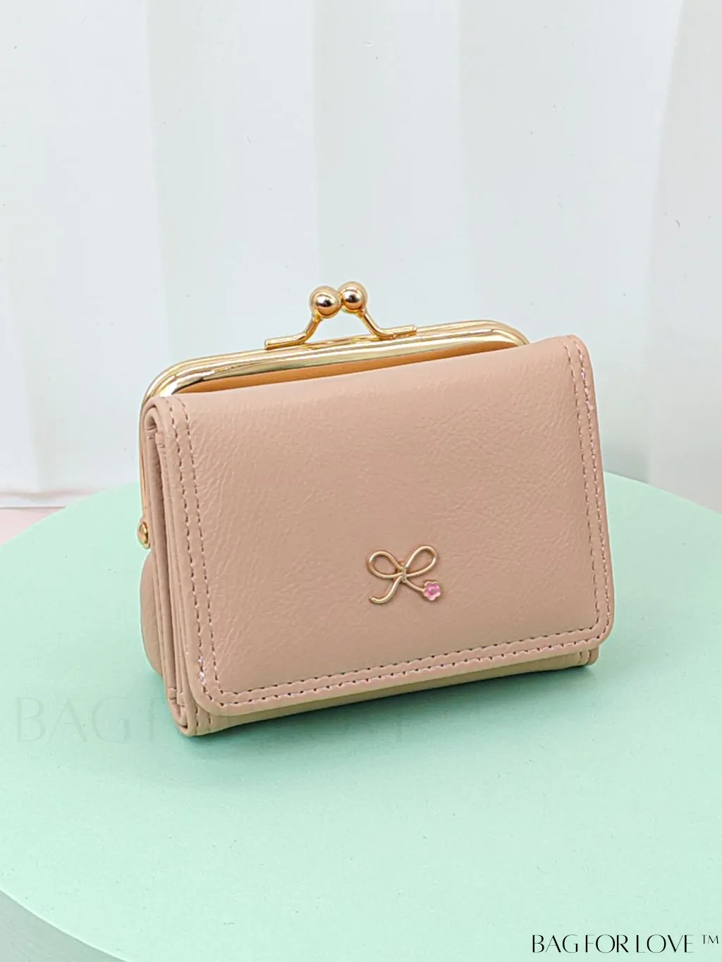 BagForLove - Chic Litchi Embossed Bow Small Wallet with Kiss Lock Closure - Fashionably Elegant PU