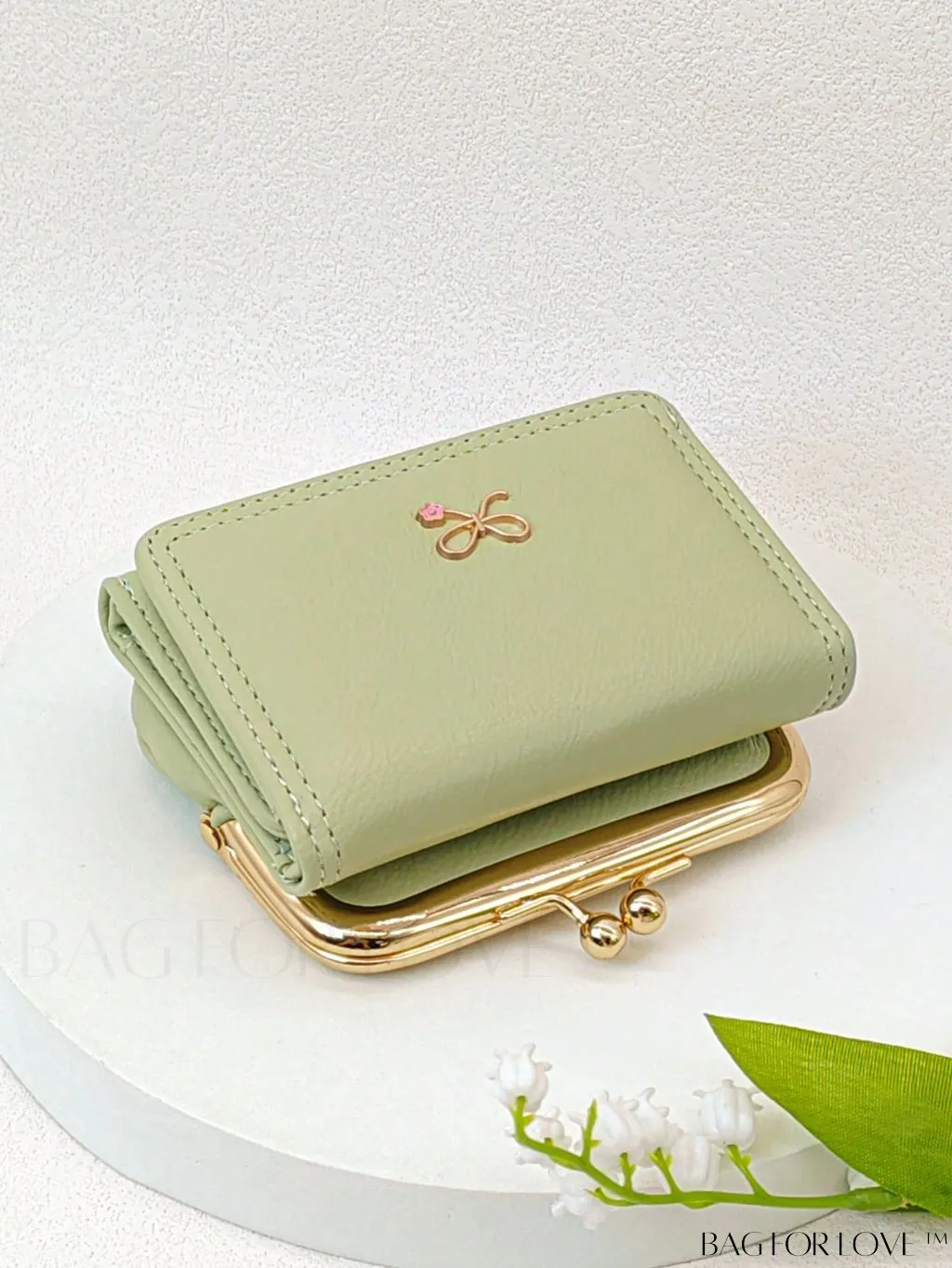 BagForLove - Chic Litchi Embossed Bow Small Wallet with Kiss Lock Closure - Fashionably Elegant PU