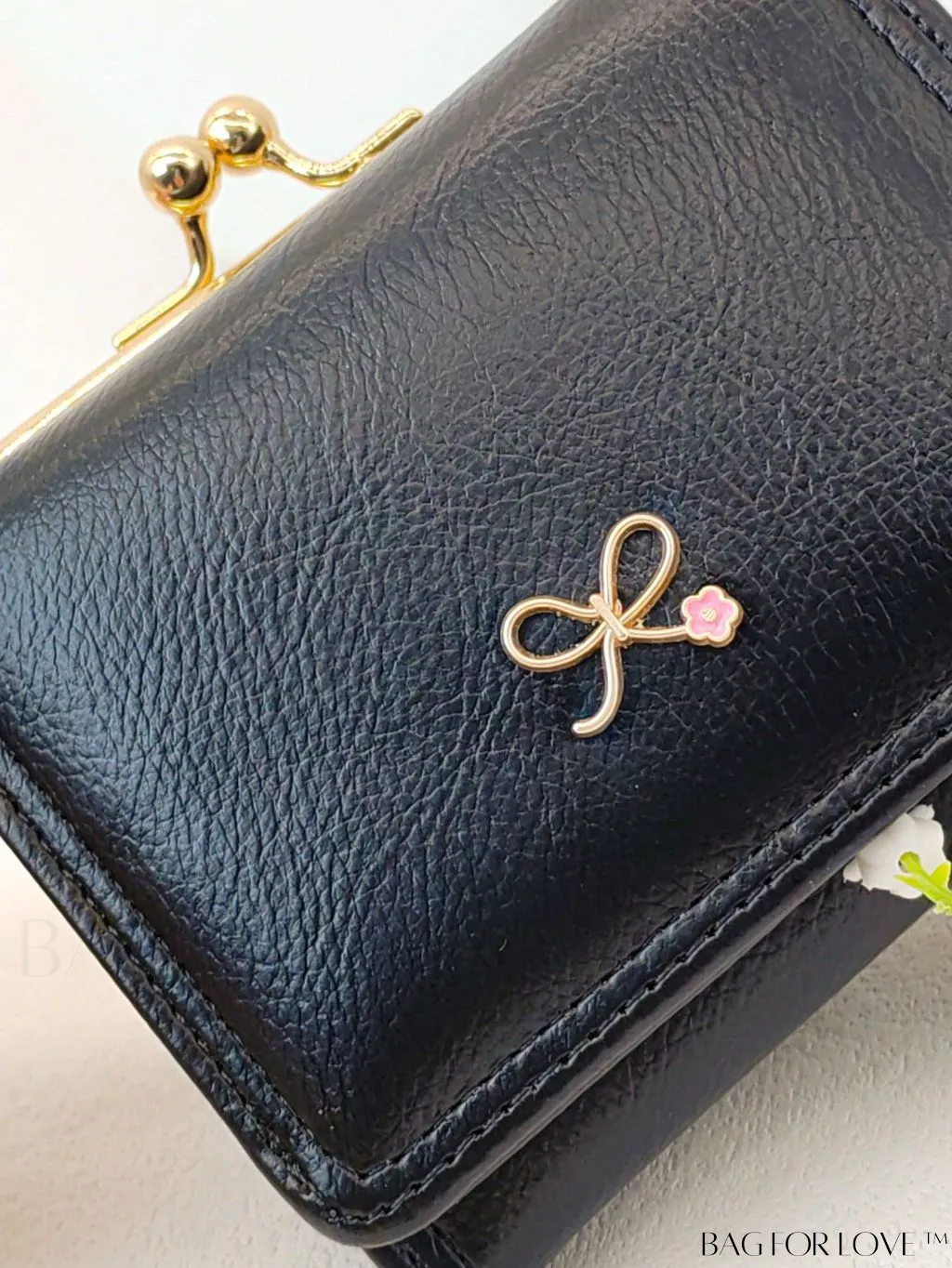BagForLove - Chic Litchi Embossed Bow Small Wallet with Kiss Lock Closure - Fashionably Elegant PU