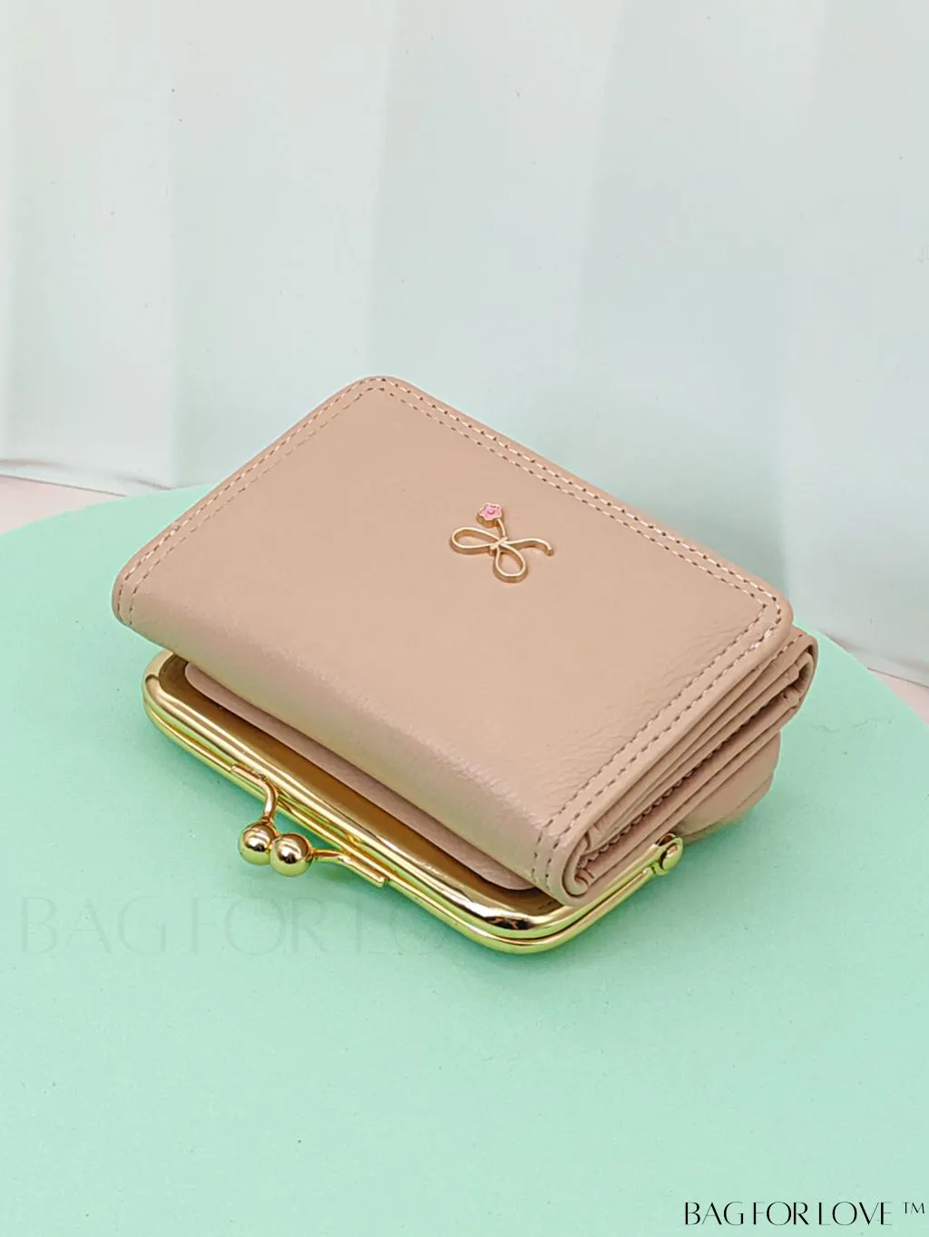 BagForLove - Chic Litchi Embossed Bow Small Wallet with Kiss Lock Closure - Fashionably Elegant PU