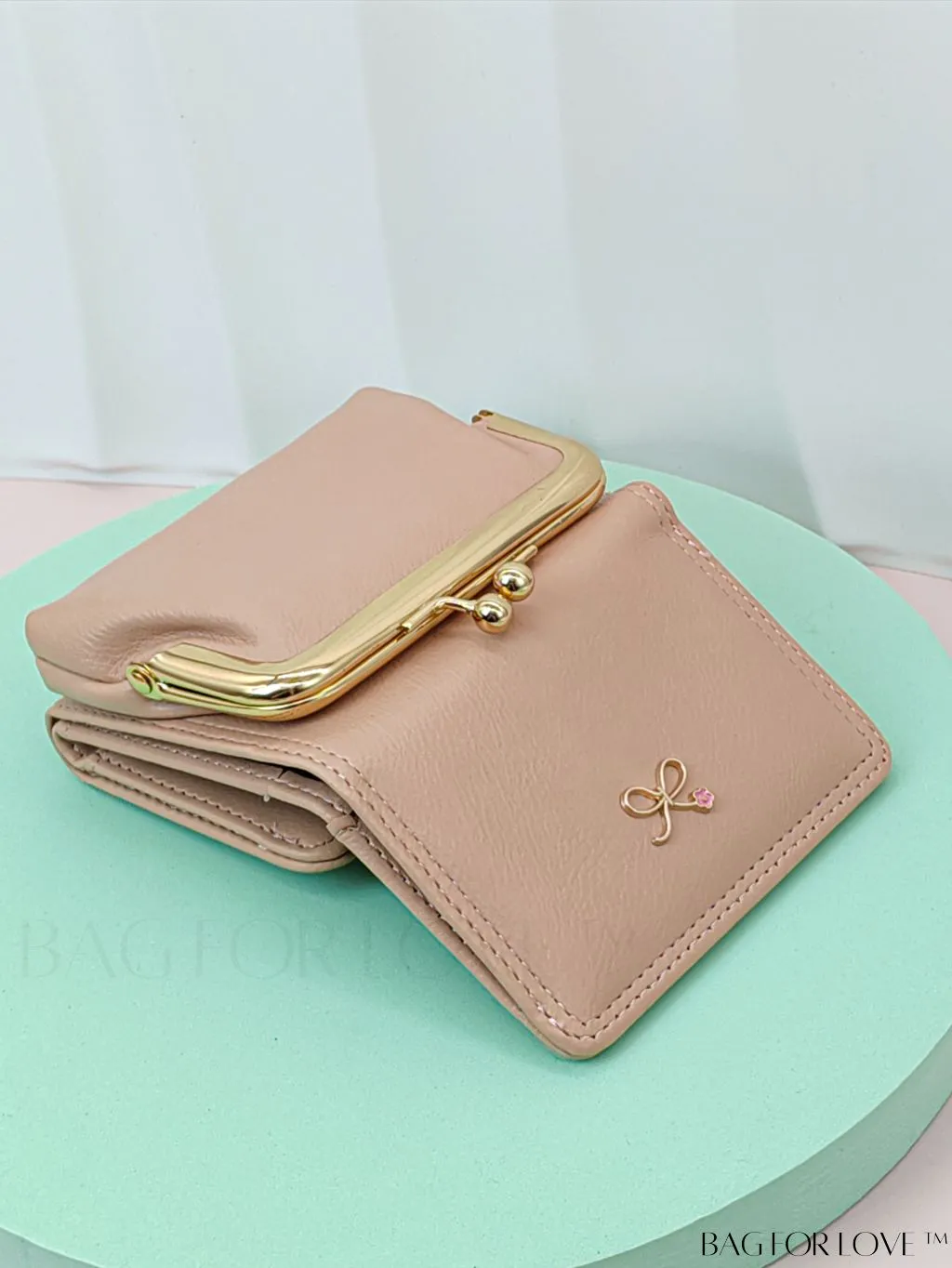 BagForLove - Chic Litchi Embossed Bow Small Wallet with Kiss Lock Closure - Fashionably Elegant PU