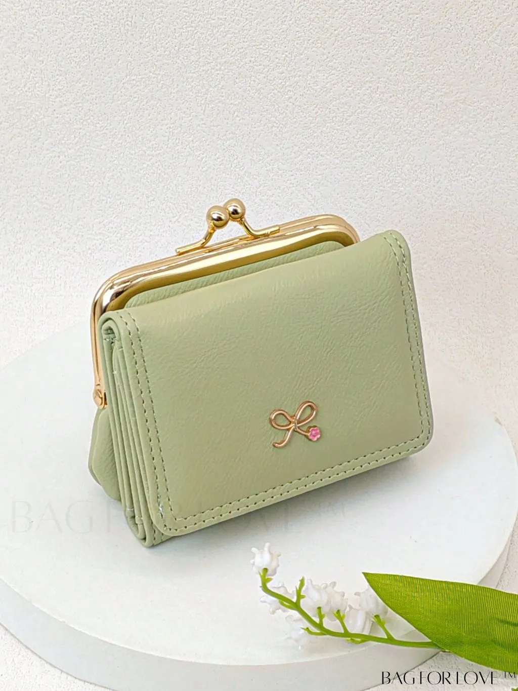 BagForLove - Chic Litchi Embossed Bow Small Wallet with Kiss Lock Closure - Fashionably Elegant PU