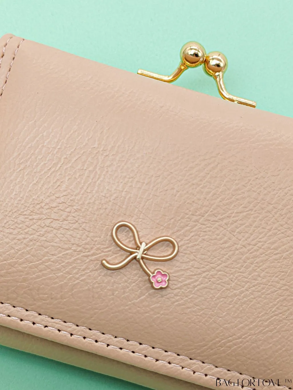 BagForLove - Chic Litchi Embossed Bow Small Wallet with Kiss Lock Closure - Fashionably Elegant PU