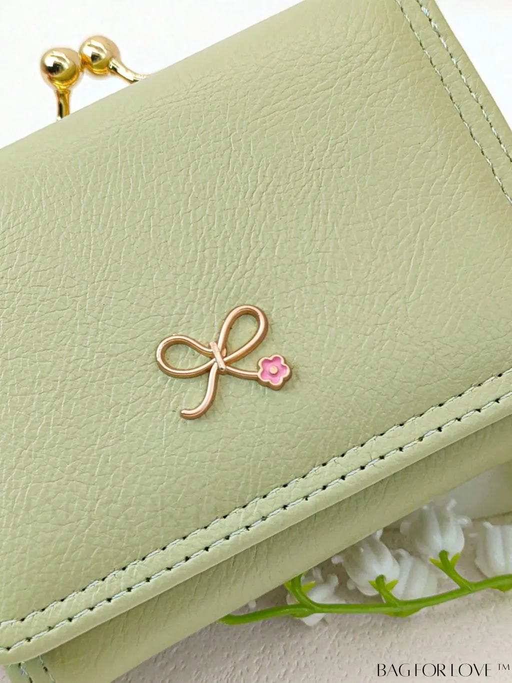 BagForLove - Chic Litchi Embossed Bow Small Wallet with Kiss Lock Closure - Fashionably Elegant PU