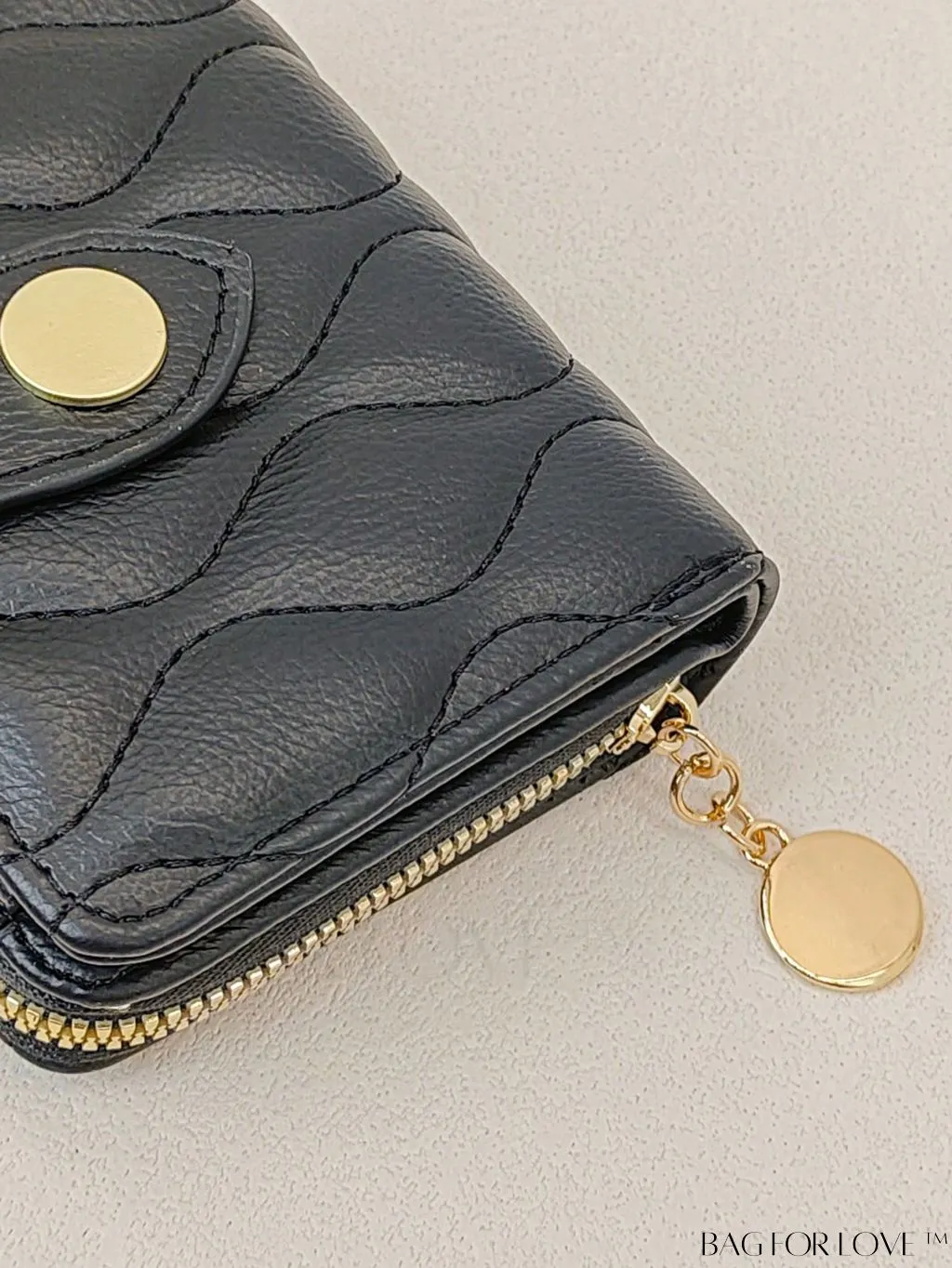 BagForLove - Fashionable Litchi Embossed Small Quilted Wallet with Zipper Detail â Premium PU Material