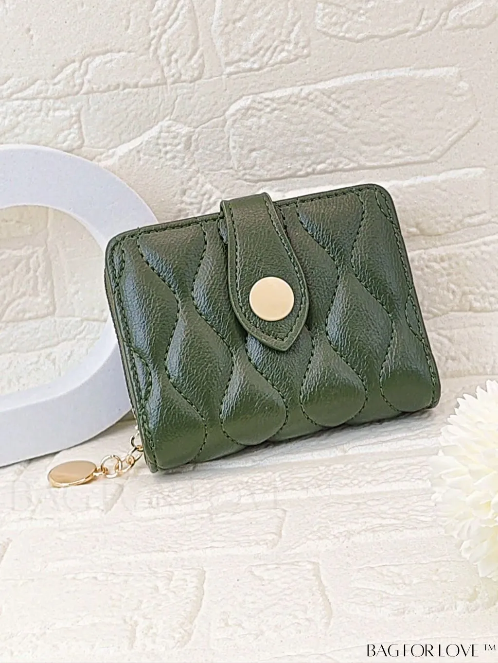 BagForLove - Fashionable Litchi Embossed Small Quilted Wallet with Zipper Detail â Premium PU Material