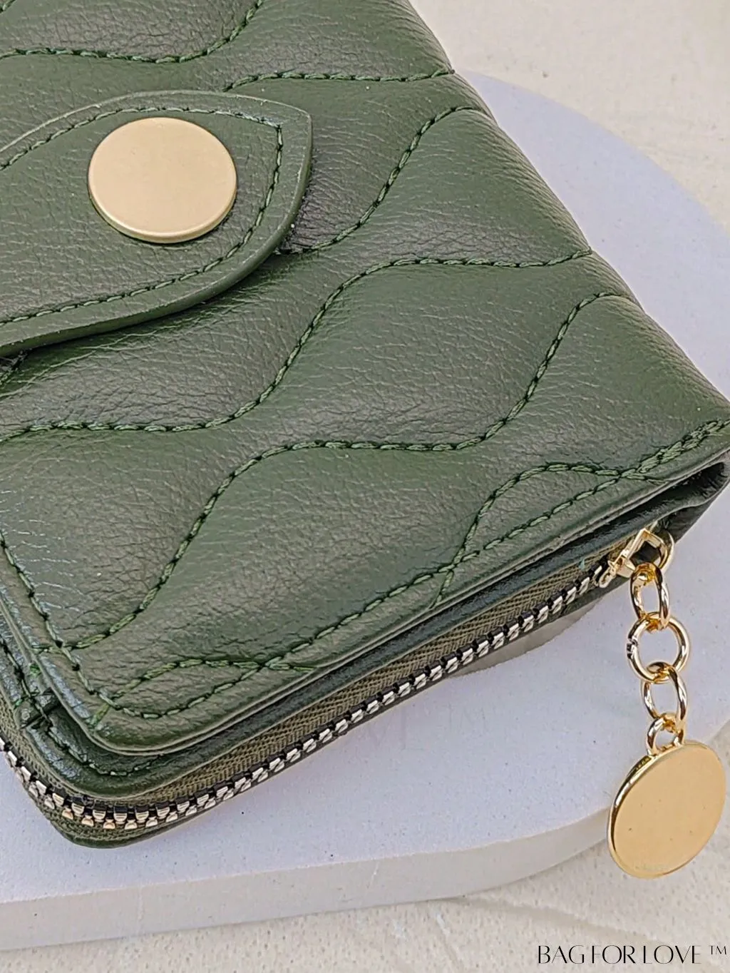 BagForLove - Fashionable Litchi Embossed Small Quilted Wallet with Zipper Detail â Premium PU Material