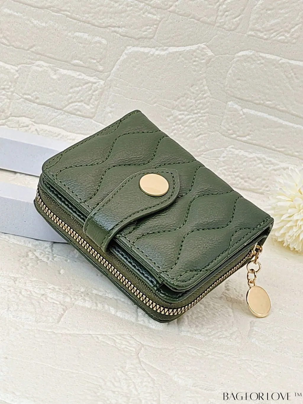 BagForLove - Fashionable Litchi Embossed Small Quilted Wallet with Zipper Detail â Premium PU Material