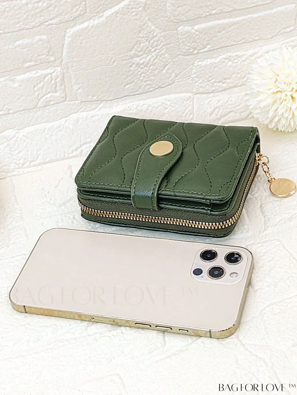 BagForLove - Fashionable Litchi Embossed Small Quilted Wallet with Zipper Detail â Premium PU Material