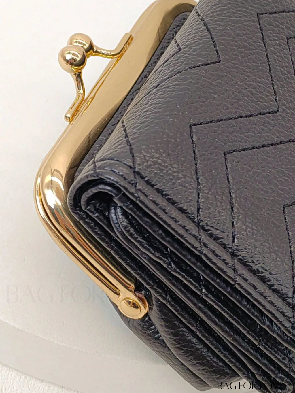 BagForLove - Stylish PU Kiss Lock Small Wallet with Litchi Embossed Design