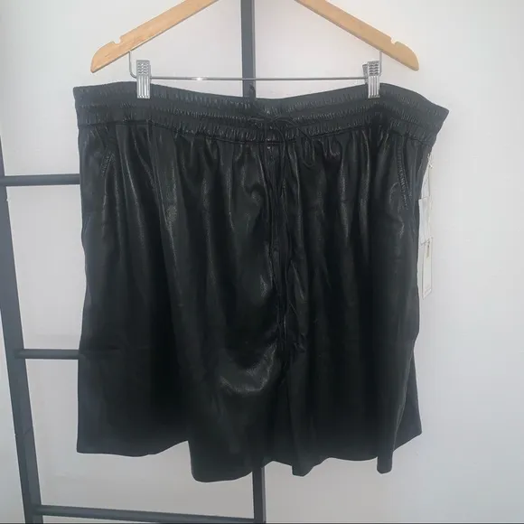 Good American Better Than Leather Short size8