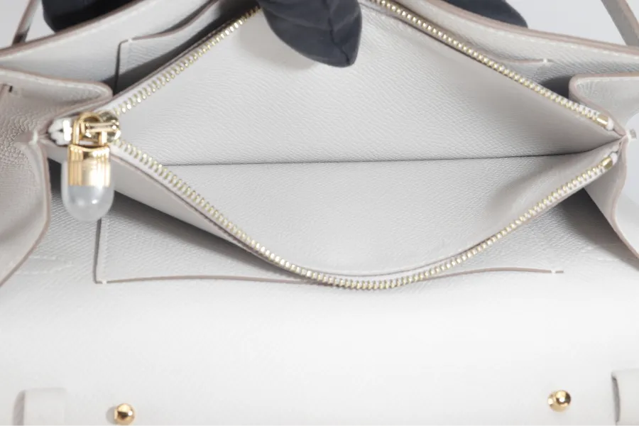 HERMES KELLY TO GO (STAMP B) GRIS PALE EPSOM LEATHER GOLD HARDWARE WITH STRAP, DUST COVER AND BOX